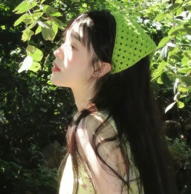 穿黄睡衣的女孩
